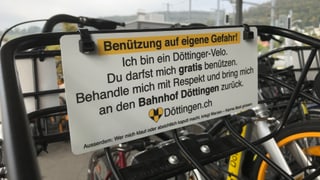 An den Velos ist ein Schild angemacht mit dem Text: "Benützung auf eigene Gefahr" An den Velos ist ein Schild angemacht mit dem Text: "Benützung auf eigene Gefahr"