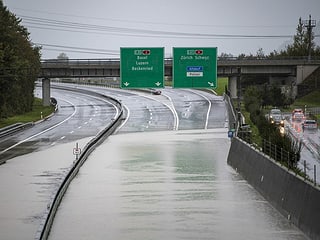 Die Fahrbahn der Autobahn A2 ist überschwemmt