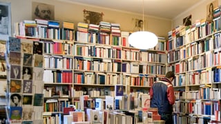 Blick in die Buchhandlung Calligramme in Zürich.
