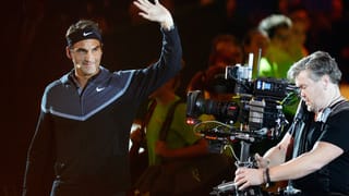Roger Federer winkt ins Publikum