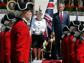 Queen Elizabeth und George W. Bush