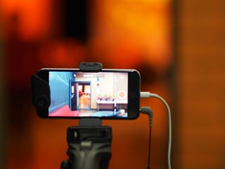 Smartphone auf Stativ.