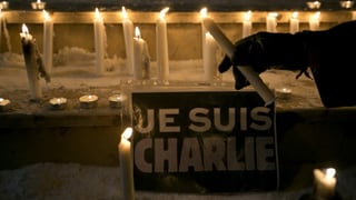 Kerzen und Je suis Charlie-Plakat. Kerzen und Je suis Charlie-Plakat.