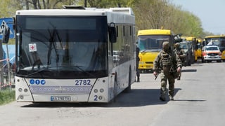 Ziviler Personenbus mit einem Schild des IKRK.