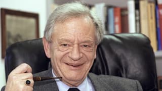 Jean-François Bergier raucht eine Pfeiffe. Jean-François Bergier raucht eine Pfeiffe.