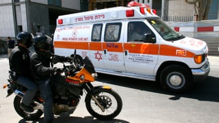 Eine Ambulanz verlässt das Gebäude eines Spitals.