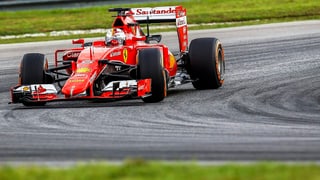 Sebastian Vettel fährt auf der Strecke in Malaysia eine Linkskurve.