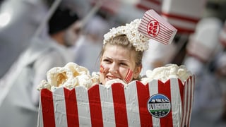 Frau verkleidet als Popcorn