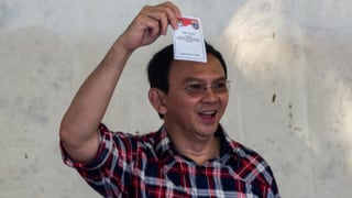 Amtsinhaber Basuki Tjahaja Purnama in kariertem Hemd bei der Stimmabgabe.