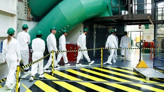 Eine Besuchergruppe geht in Schutzanzuegen durch das Kernkraftwerk Mühleberg, am 29. August 2018 in Muehleberg. Eine Besuchergruppe geht in Schutzanzuegen durch das Kernkraftwerk Mühleberg, am 29. August 2018 in Muehleberg.