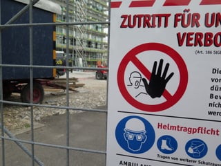 Schild "Zutritt verboten" und Baustellen-Warnhinweise