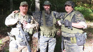 Drei Miliz-Soldaten posieren für ein Foto.