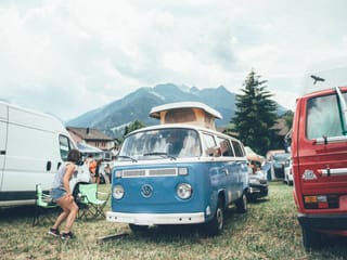 Wo hat man wohl sonst so eine idyllische Aussicht, wenn man mit einem VW-Bus an einem Festial übernachtet? Wo hat man wohl sonst so eine idyllische Aussicht, wenn man mit einem VW-Bus an einem Festial übernachtet?
