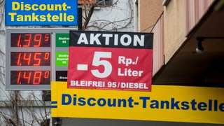 Preisanzeige einer Discount-Tankstelle
