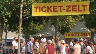 Warteschlange vor einem Ticket-Zelt.