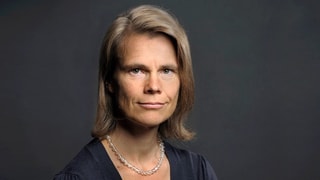 Portraitfoto der Professorin vor dunklem Hintergrund