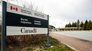 Tafel vor der Grenze nach Kanada.