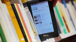 Büchergestell mit E-Book-Reader symbolisiert den Wandel bei den Bibliotheken