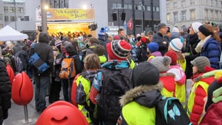 Schüler mit Leuchtwesten vor der mobilen Bühne auf dem Bahnhofplatz
