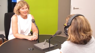 Nadine Hoch, Geschäftsleiterin des Verbands Kinderbetreuung Schweiz im Studio von Radio SRF.