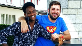 Ein Hildisriedener legt einem Eritreer den Arm um die Schulter