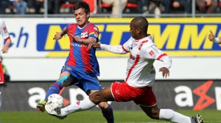 Adailton (r.) grätscht ab der Rückrunde wieder für den FC Sion. Adailton (r.) grätscht ab der Rückrunde wieder für den FC Sion.