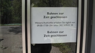 An der Tür zur Talstation der Lungern-Schönbüelbahnen steht ein Schild «Bahnen zur Zeit geschlossen».