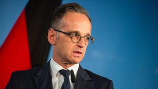 Mann in Krawatte und Anzug. Mann in Krawatte und Anzug.