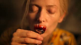 Tilda-Swinton als Vampir trinkt Blut aus einem kunstvollen Gefäss, ähnlich wie jemand, der Wein trinkt. Tilda-Swinton als Vampir trinkt Blut aus einem kunstvollen Gefäss, ähnlich wie jemand, der Wein trinkt.