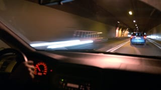 Sicht aus einem Auto, das im Tunnel fährt.