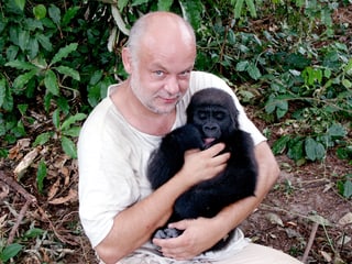 Laurent Flütsch hält einen Affen im Arm.