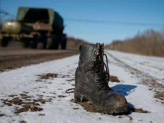 ein Armeeschuh liegt auf der Strasse in der Ostukraine