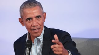 Barack Obama zeigt mit dem Finger.