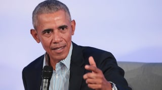 Barack Obama zeigt mit dem Finger. Barack Obama zeigt mit dem Finger.