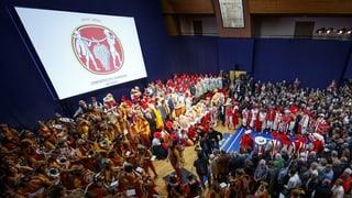 Eine Brassband spielt vor dem Plakat der Fête des Vignerons. Eine Brassband spielt vor dem Plakat der Fête des Vignerons.