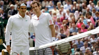 Roger Federer und Andy Murray posieren vor dem Wimbledon-Final am Netz für die Fotografen.