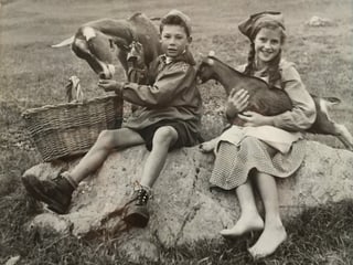 Junge und Mädchen mit Geissen im Arm Junge und Mädchen mit Geissen im Arm