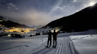 Langläufer bei Mondaufgang in Davos Sertig. Langläufer bei Mondaufgang in Davos Sertig.