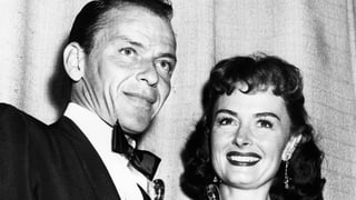 Frank Sinatra und Donna Reed halten Oscar in den Händen. 