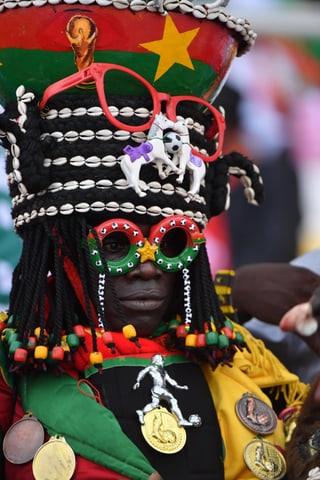 Die Fans am Afrika Cup sorgen mit auffäligen Kostümen für Hingucker.