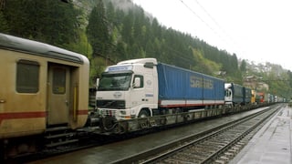 Lastwagen auf einem Zug am Gotthard.