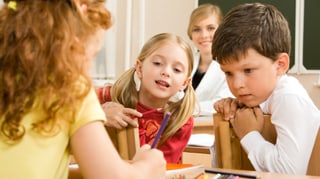 Kinder im Schulunterricht.