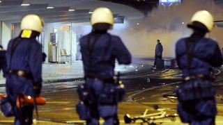 Drei Polizisten bei einem Einsatz in Zürich.