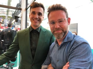 Klar! Sänger Seven trägt passend zum green Carpet ein grünes Outfit.