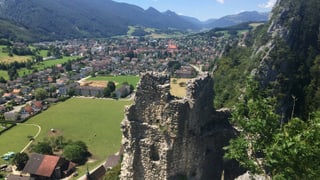 Ruine von oben fotografiert, im Hintergrund Balsthal Ruine von oben fotografiert, im Hintergrund Balsthal