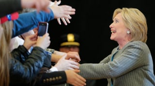 Hillary Clinton schüttelt Hände.