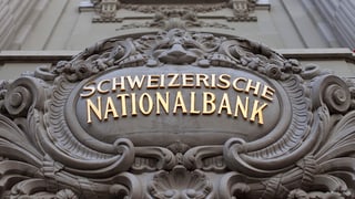 Die altehrwürdige Hausinschrift über dem Eingang der Schweizerischen Nationalbank in Bern