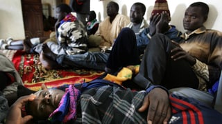 Flüchtlinge aus Mali, Gambia und Senegal in einer Polizeistation in Mauretanien. 