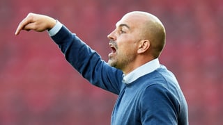 Markus Babbel zeigt mit dem Finger nach unten