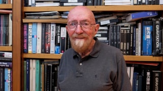 Porträt von Kip S. Thorne vor einem Bücherregal. Porträt von Kip S. Thorne vor einem Bücherregal.